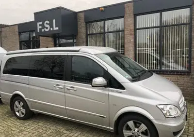 CMC Nederland - CMC Slaaphefdak Mercedes Viano / Vito - Zijkant Mercedes Vito voor FSL gebouw