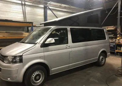 CMC Nederland - Slaaphefdak Multivan en Volkswagen Transporter 5 / 6 - Grijs slaaphefdak open binnen