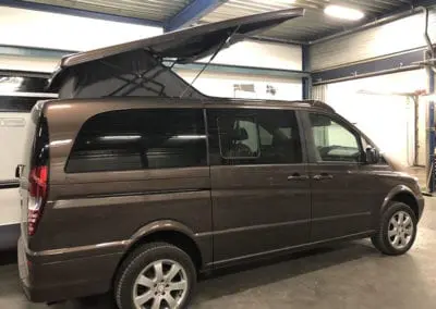 CMC Nederland - CMC Slaaphefdak Mercedes Viano / Vito - Open linker zijkant donkere Mercedes