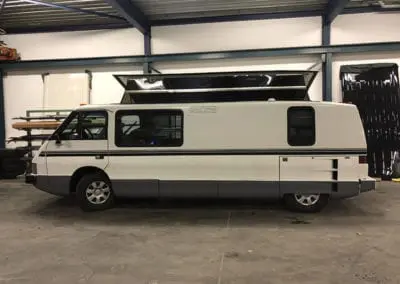 CMC Nederland - Slaaphefdak op maat gemaakt - Witte Amerikaanse wagen slaaphefdak open