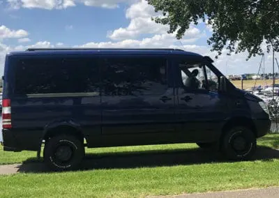 CMC Nederland - CMC Slaaphefdak Mercedes Sprinter / Volkswagen Crafter - Zijkant donkerblauwe Mercedes Sprinter