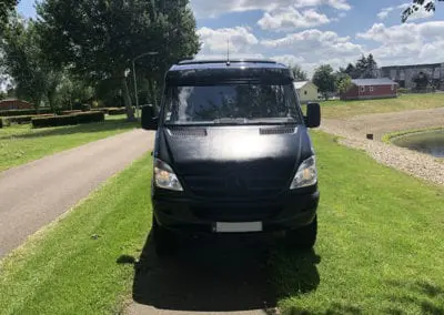 CMC Nederland - CMC Slaaphefdak Mercedes Sprinter / Volkswagen Crafter - Voorkant donkerblauwe Mercedes Sprinter