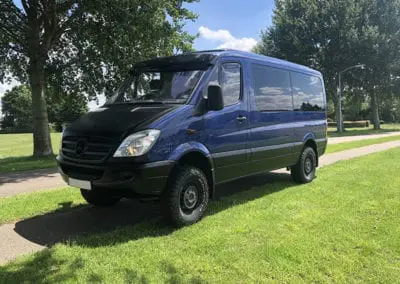 CMC Nederland - CMC Slaaphefdak Mercedes Sprinter / Volkswagen Crafter - Rechtsvoor donkerblauwe Mercedes Sprinter