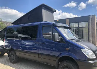 CMC Nederland - CMC Slaaphefdak Mercedes Sprinter / Volkswagen Crafter - Donkerblauwe Mercedes Sprinter open 2