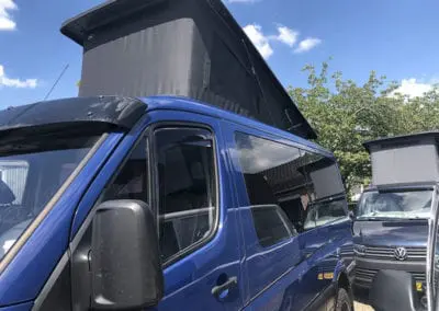 CMC Nederland - CMC Slaaphefdak Mercedes Sprinter / Volkswagen Crafter - Donkerblauwe Mercedes Sprinter open