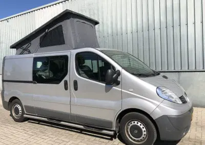 CMC Nederland - Slaaphefdak universeel - Grijze Renault buiten