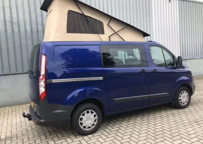 CMC Nederland - Blauwe Ford Transit Custom - Achterkant